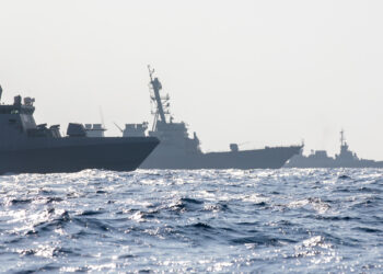 Amerikaanse torpedobootjagers in Straat van Hormuz tijdens Islamabad-gesprekken