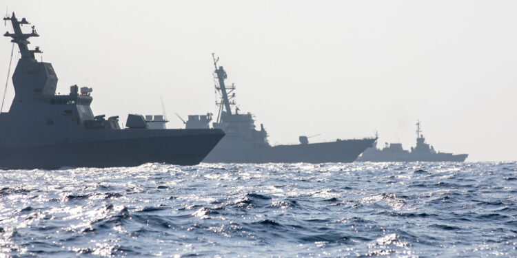 Amerikaanse torpedobootjagers in Straat van Hormuz tijdens Islamabad-gesprekken