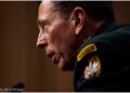 Iran trekt zich terug uit Straat van Hormuz, zegt Petraeus