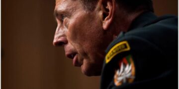 Iran trekt zich terug uit Straat van Hormuz, zegt Petraeus