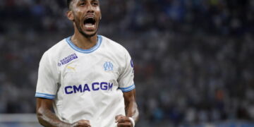 Ombamayang spuit met brandblusser op lid van de directie in Marseille