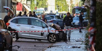 Bestuurder botst tegen voetgangers en wordt neergestoken door heldhaftige man