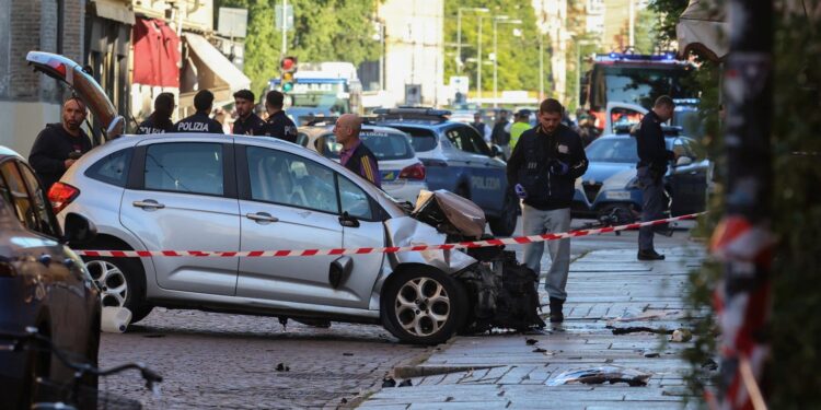 Bestuurder botst tegen voetgangers en wordt neergestoken door heldhaftige man
