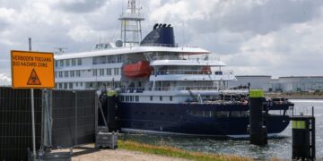 Cruiseschip MV Hondius in Rotterdamse haven