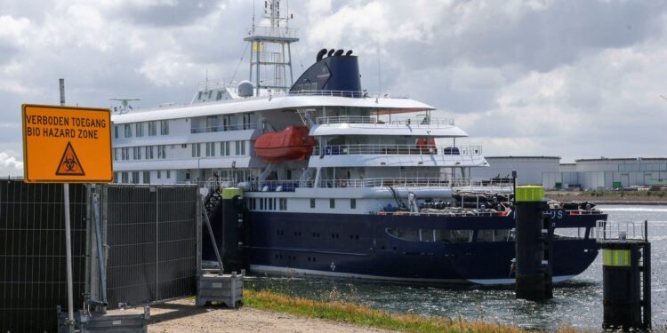Cruiseschip MV Hondius in Rotterdamse haven