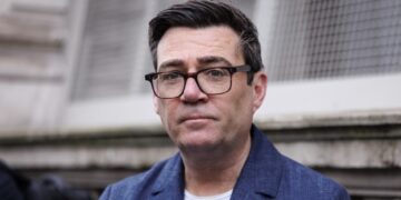 Burgemeester van Manchester streeft naar premierschap na aftreden parlementslid