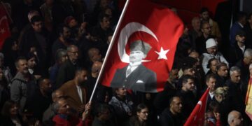 Nieuwe zuiveringen na manipulatie op partijconferentie: 13 arrestaties in Turkije