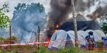 Demonstranten steken tenten van ebolapatiënten in brand voor lichaam dode voetballer