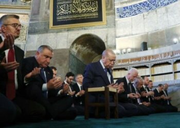 Gebed in Hagia Sophia op dag van val van Istanbul door Erdoğan