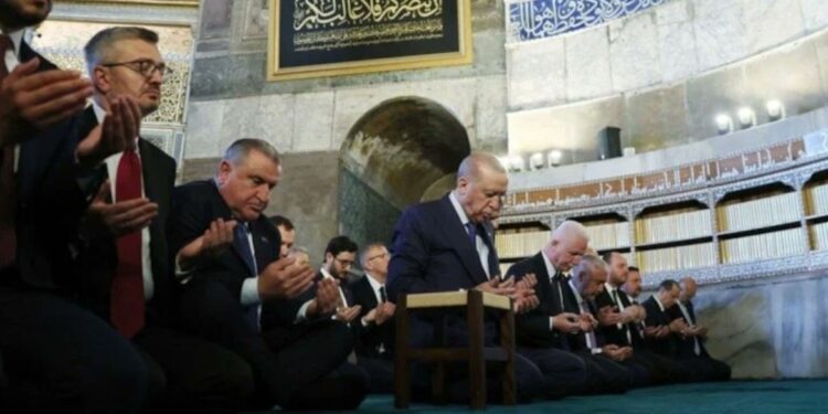 Gebed in Hagia Sophia op dag van val van Istanbul door Erdoğan