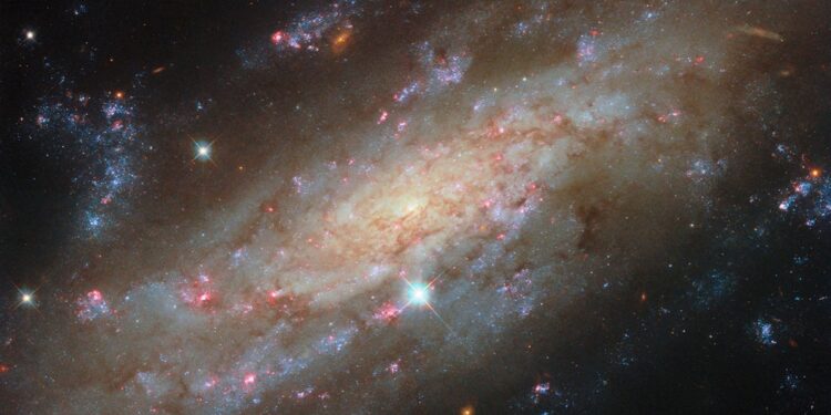 Hubble onthult sterrenlevenscyclus in galactische omgeving zoals de onze