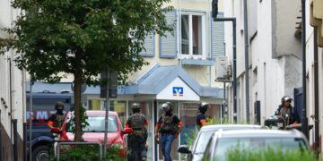 Gijzelaars bank vrijgelaten, daders gezocht