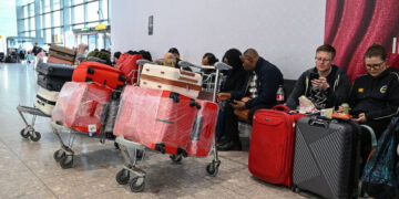 20.000 stuks bagage gestrand op Heathrow: technisch probleem vertraagt reizigers.