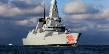 HMS Dragon beschermt scheepvaart in Straat van Hormuz