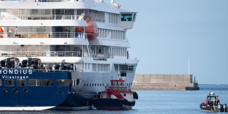 Passagiers van MV Hondius windsurfen van boord in Tenerife – Live stream