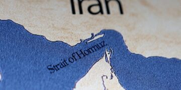 Koopvaardijschepen onder Amerikaanse vlag varen door Straat van Hormuz