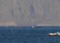Spanning in Hormuz: Iran dreigt met aanval op Amerikaans schip, VS ontkent betrokkenheid.