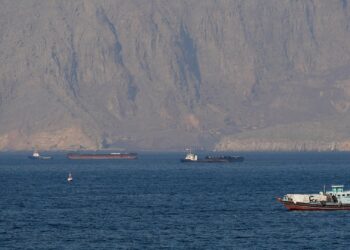 Spanning in Hormuz: Iran dreigt met aanval op Amerikaans schip, VS ontkent betrokkenheid.