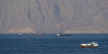 Spanning in Hormuz: Iran dreigt met aanval op Amerikaans schip, VS ontkent betrokkenheid.