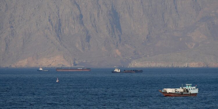 Spanning in Hormuz: Iran dreigt met aanval op Amerikaans schip, VS ontkent betrokkenheid.