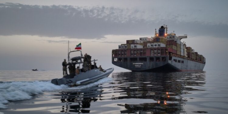Iran overlegt met Oman over legaliseren van tolheffingen in Straat van Hormuz