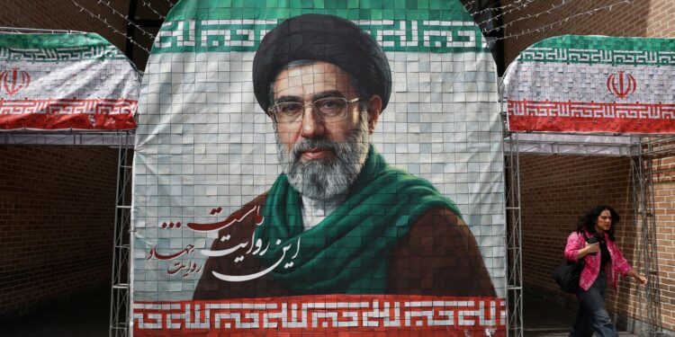 Khamenei verbiedt verwijdering ‘bijna wapenwaardig’ uranium uit Iran