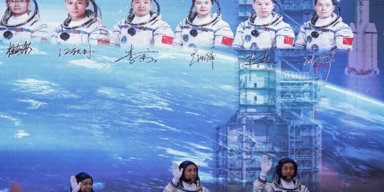Chinese Shenzhou-21-missie keert veilig terug naar aarde