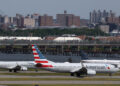 Landingsbaan LaGuardia Airport derde dag gesloten door verzakkingen