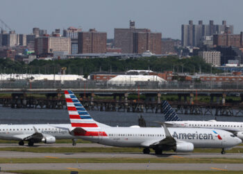 Landingsbaan LaGuardia Airport derde dag gesloten door verzakkingen