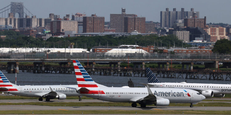 Landingsbaan LaGuardia Airport derde dag gesloten door verzakkingen