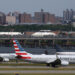 Landingsbaan LaGuardia Airport derde dag gesloten door verzakkingen