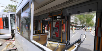 Frontale trambotsing in Düsseldorf: 27 gewonden.