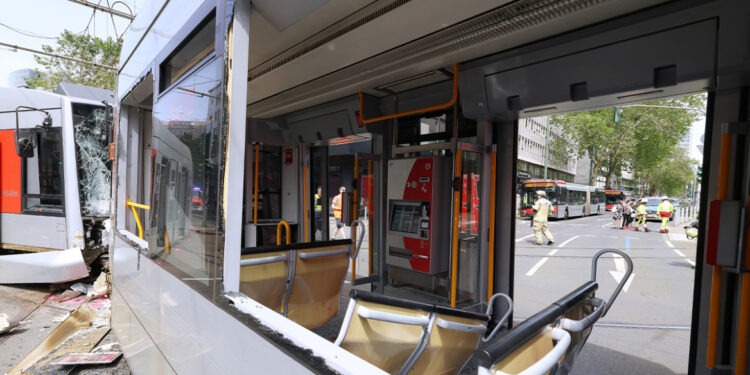 Frontale trambotsing in Düsseldorf: 27 gewonden.