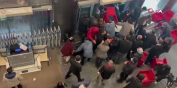 Politie grijpt in bij CHP-hoofdkwartier met traangas en kogels