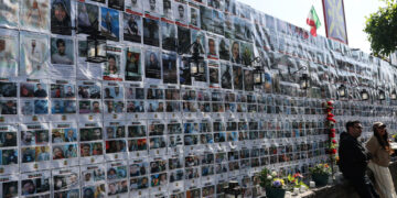 Twee gearresteerd in Londen voor vernieling van muur met herdenkingsfoto’s.