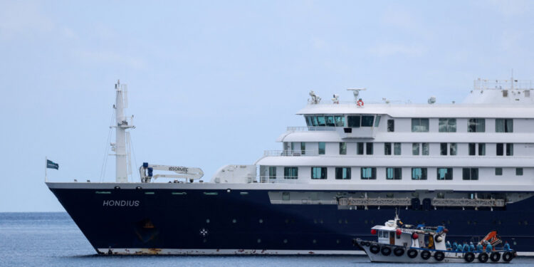 Kapitein van MV Hondius zonder symptomen handavirus verlaat schip