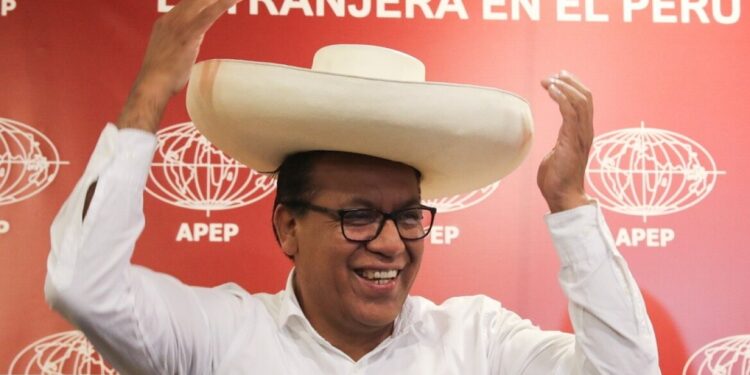 Radicaal-linkse kandidaat denkt tweede ronde presidentsverkiezingen Peru te hebben overleefd