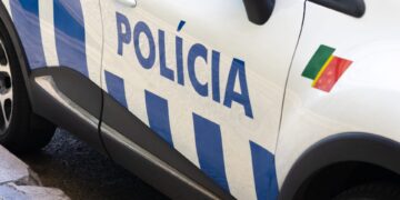 Moeder die kinderen in bos achterliet voor rechter gebracht