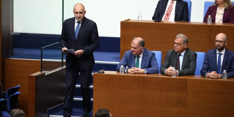 Radev wint overtuigend en wordt premier van Bulgarije