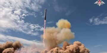 Medvedev waarschuwt West na succesvolle Sarmat ICBM-test: “Dichterbij dan ooit!”