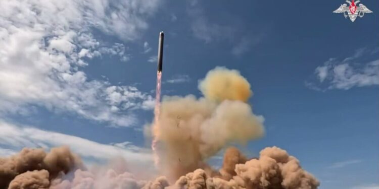 Medvedev waarschuwt West na succesvolle Sarmat ICBM-test: “Dichterbij dan ooit!”