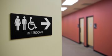 Overheid publiceert richtlijnen voor gescheiden ruimtes na kritiek op lange wachttijd.
