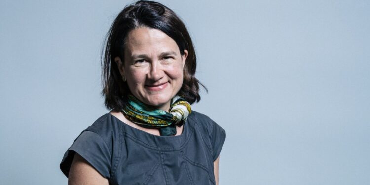 Wie is Catherine West? Bedreigt MP Starmer’s positie.