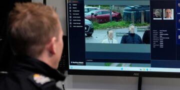 Vrouw op de vlucht 20 jaar gearresteerd tijdens gezichtsherkenningstest.