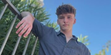 Familie van overleden tiener door meningitisuitbraak brengt eerbetoon.
