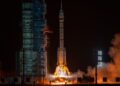 China stuurt astronauten de ruimte in terwijl race naar de maan verhevigt.