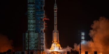China stuurt astronauten de ruimte in terwijl race naar de maan verhevigt.
