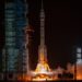 China stuurt astronauten de ruimte in terwijl race naar de maan verhevigt.