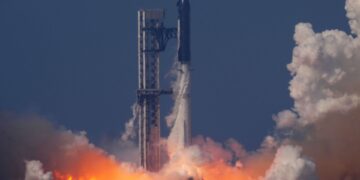 SpaceX lanceert riskante testvlucht voor historische beursdebuut.