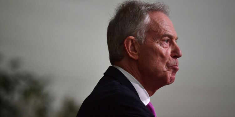 Blair roept op tot ‘fundamentele verandering’ binnen Labour amid leiderschapscrisis.